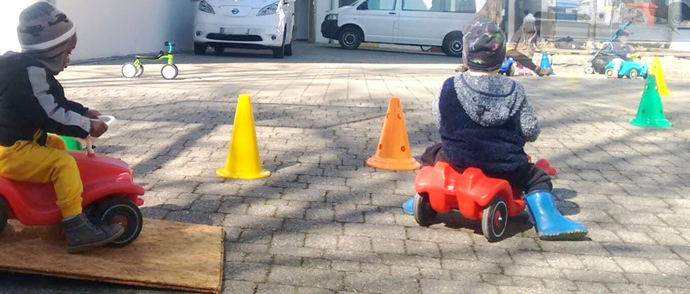 Zwei Kleinkinder auf Bobby-Cars