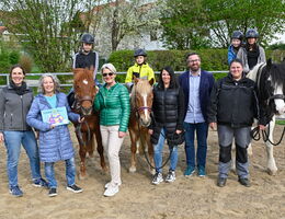 Kinder auf Therapiepferden so wie Betreuer und Helfer des Reittherapieprojekts