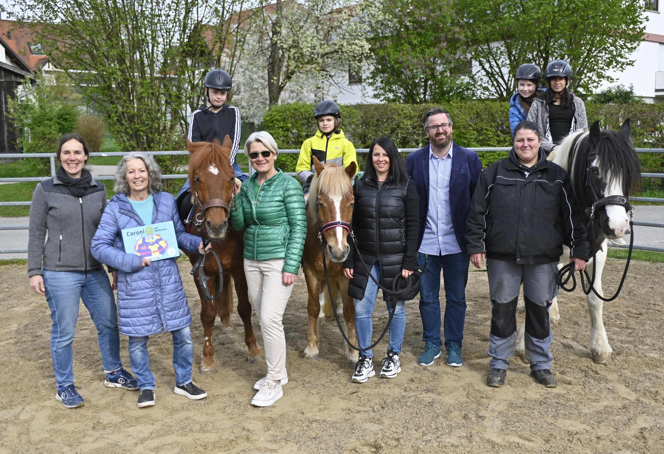 Kinder auf Therapiepferden so wie Betreuer und Helfer des Reittherapieprojekts